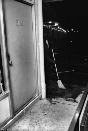 article-2086676-0F734DB800000578-755_634x947