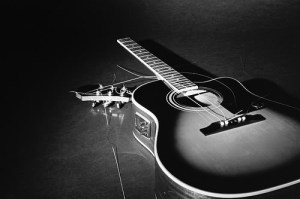 gutairwithbrokenstrings