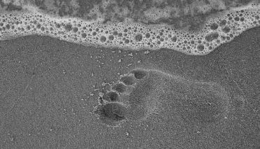 sand-shingle-vacation-travel-water-footprint-foot-4822