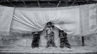 birbhum-west-bengal-india-hide-and-seek-play-children-nikon-d3100-10-20mm-debajit-dutta