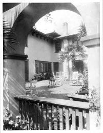 patio_courtyard_of_the_residence_of_mrs-_grebble_orange_grove_avenue_pasadena_ca-1900_chs-2770