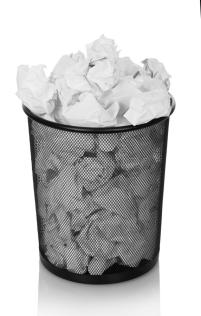 balde-do-lixo-que-transborda-com-o-papel-amarrotado-isolado-no-branco-80246042